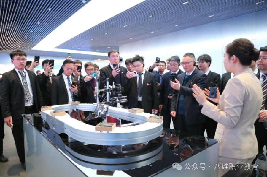 八維職業學校探索人工智能的無限可能解鎖未來科技就業密碼